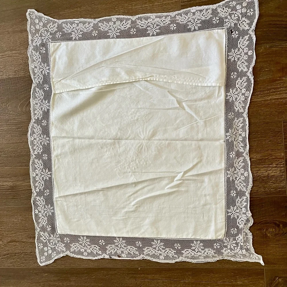 White Lace Trimmed Tablecloth 22/24 inches